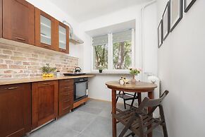 Traditional Warsaw Apartment by Renters
