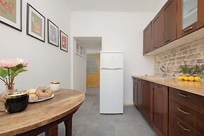 Traditional Warsaw Apartment by Renters