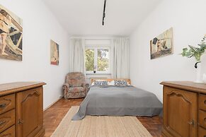 Traditional Warsaw Apartment by Renters
