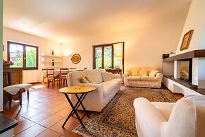 Villetta Camelia With Garden by Wonderful Italy