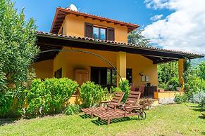 Villetta Camelia With Garden by Wonderful Italy