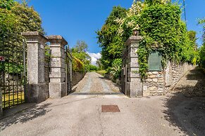 Villetta Camelia With Garden by Wonderful Italy