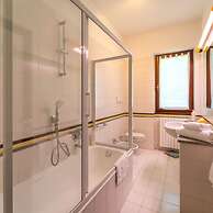 Villetta Camelia With Garden by Wonderful Italy