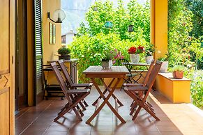 Villetta Camelia With Garden by Wonderful Italy