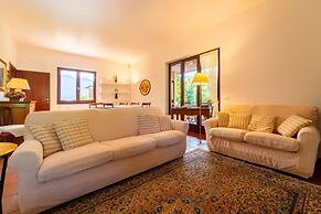 Villetta Camelia With Garden by Wonderful Italy