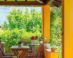 Villetta Camelia With Garden by Wonderful Italy