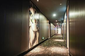 Wind Sleeping Color Hotel