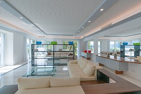 Villa White by Myvillacollection