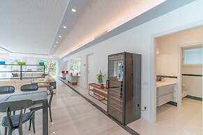 Villa White by Myvillacollection