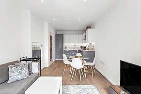 Stylish Flat In Battersea Reach