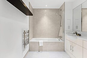 Stylish Flat In Battersea Reach