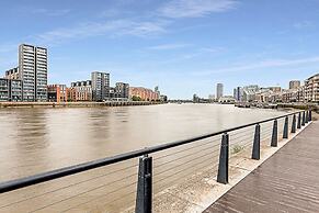 Stylish Flat In Battersea Reach