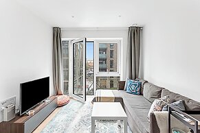 Stylish Flat In Battersea Reach