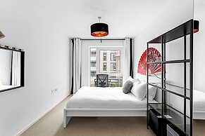 Stylish Flat In Battersea Reach