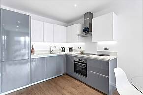 Stylish Flat In Battersea Reach