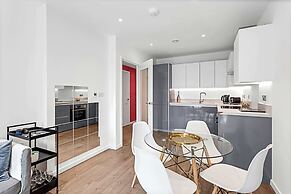 Stylish Flat In Battersea Reach