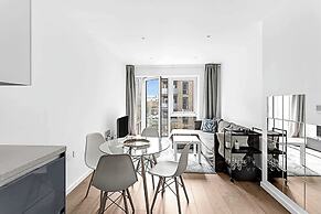 Stylish Flat In Battersea Reach