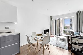 Stylish Flat In Battersea Reach