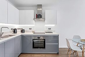 Stylish Flat In Battersea Reach