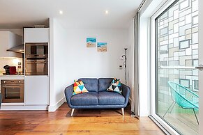 Chic Studio With Skyline Views