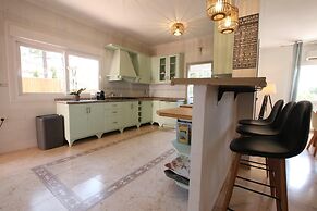 Tess Villa Olmos in M Laga