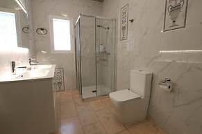 Tess Villa Olmos in M Laga