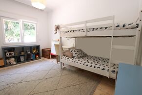 Tess Villa Olmos in M Laga