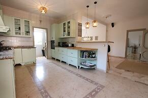 Tess Villa Olmos in M Laga