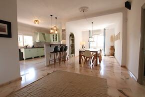 Tess Villa Olmos in M Laga