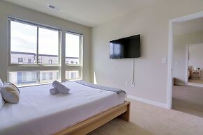 Stylish 2BR Condo in Alexandria
