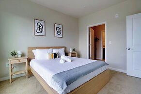 Stylish 2BR Condo in Alexandria
