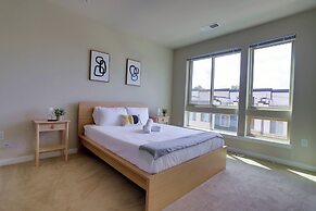 Stylish 2BR Condo in Alexandria