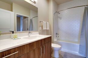 Stylish 2BR Condo in Alexandria