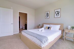 Stylish 2BR Condo in Alexandria