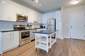 Stylish 2BR Condo in Alexandria