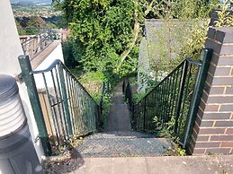 Malvern Cozy Apartment Retreat King bed & Sofa bed