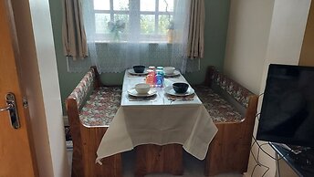 Malvern Cozy Apartment Retreat King bed & Sofa bed