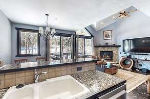 3 Bedroom Ski In, Ski Out Townhome at Snowflake Lift