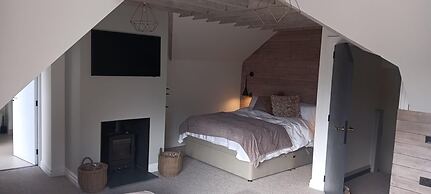 Inviting 5-bed House With Fishing Lake in Devizes