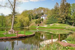 Inviting 5-bed House With Fishing Lake in Devizes