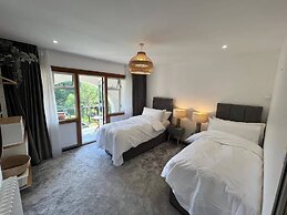 Inviting 5-bed House With Fishing Lake in Devizes