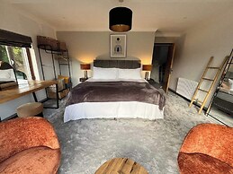 Inviting 5-bed House With Fishing Lake in Devizes