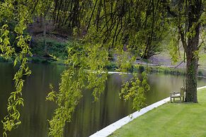 Inviting 5-bed House With Fishing Lake in Devizes