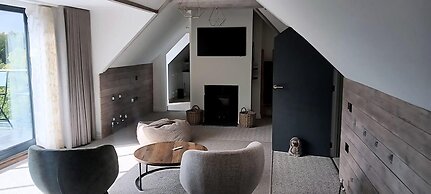 Inviting 5-bed House With Fishing Lake in Devizes