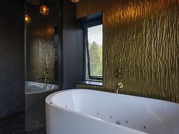 Inviting 5-bed House With Fishing Lake in Devizes