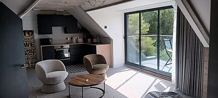 Inviting 5-bed House With Fishing Lake in Devizes