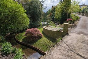 Inviting 5-bed House With Fishing Lake in Devizes