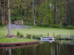 Inviting 5-bed House With Fishing Lake in Devizes