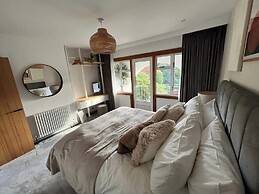 Inviting 5-bed House With Fishing Lake in Devizes