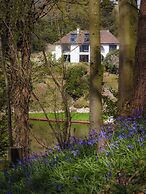 Inviting 5-bed House With Fishing Lake in Devizes